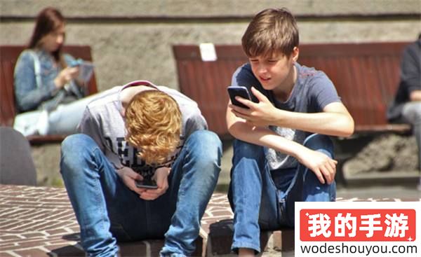国内新研究出炉 每多刷1小时手机视网膜年龄衰老32天