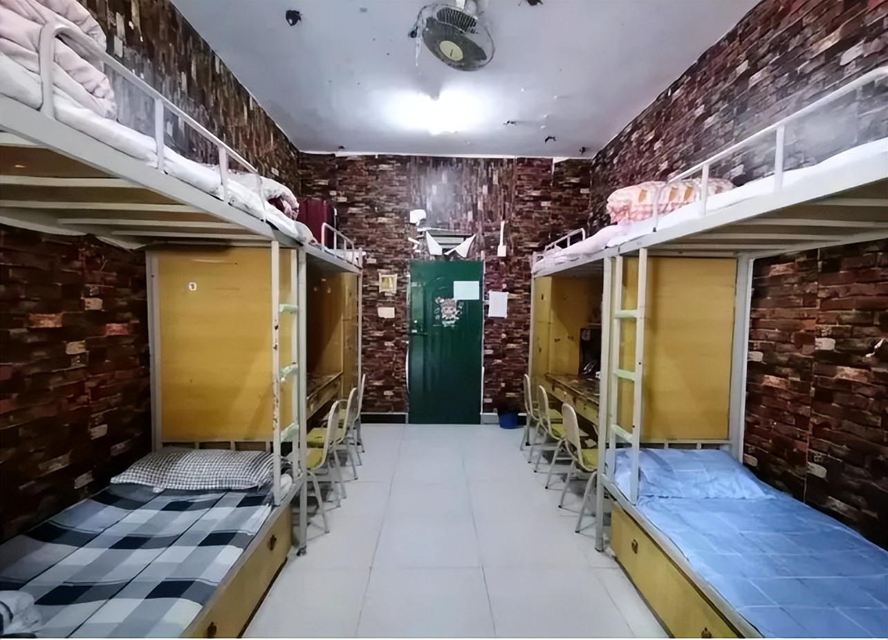 重庆三峡职业学院宿舍怎么样?六人间 + 独立卫浴 + 空调配置一览(图2) 重庆三峡职业学院宿舍怎么样?六人间 + 独立卫浴 + 空调配置一览(图2)