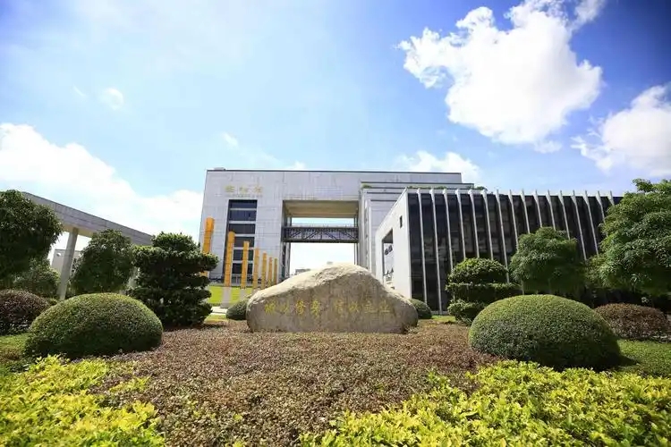 南宁公办二本大学名单及物理 / 历史类录取分数线汇总