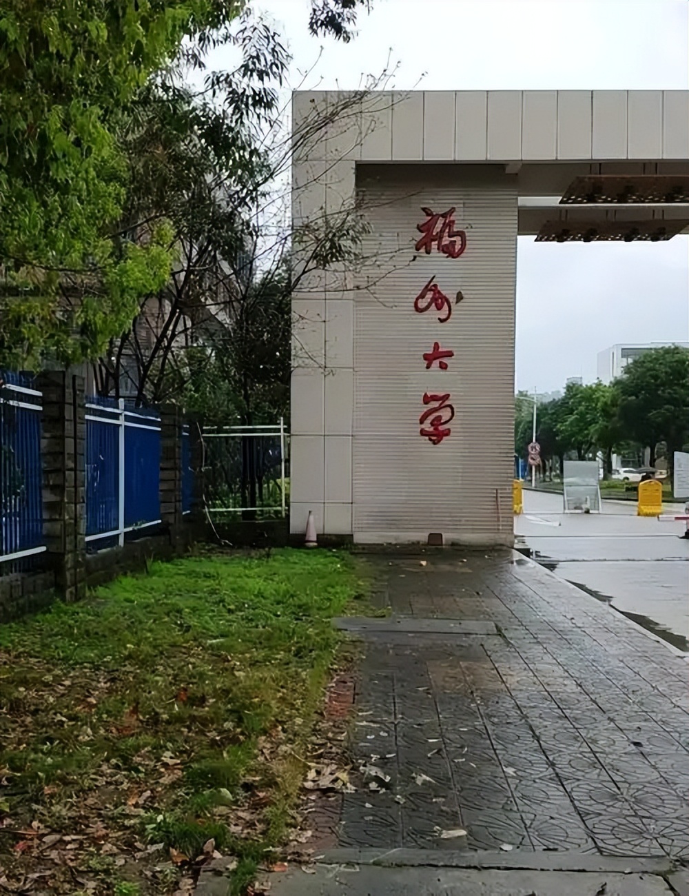 福建省本科大学涵盖公办、民办多种类型,其中不乏福州大学、华侨大学、集美大学、福建医科大学、福建师范大学等口碑出众的院校。2025年福建物理类公办本科院校中,闽南师范大学(中美合作)、闽南师范大学(中高计划2)、三明学院(国际课程教育项目)录取分数相对偏低,分别为455分、461分、468分,为低分考生提供了公办本科的报考机会。本文将整合福建省本科大学名单、2025年招生分数线及院校最新排名,为(图1) 福建省本科大学涵盖公办、民办多种类型,其中不乏福州大学、华侨大学、集美大学、福建医科大学、福建师范大学等口碑出众的院校。2025年福建物理类公办本科院校中,闽南师范大学(中美合作)、闽南师范大学(中高计划2)、三明学院(国际课程教育项目)录取分数相对偏低,分别为455分、461分、468分,为低分考生提供了公办本科的报考机会。本文将整合福建省本科大学名单、2025年招生分数线及院校最新排名,为(图1)