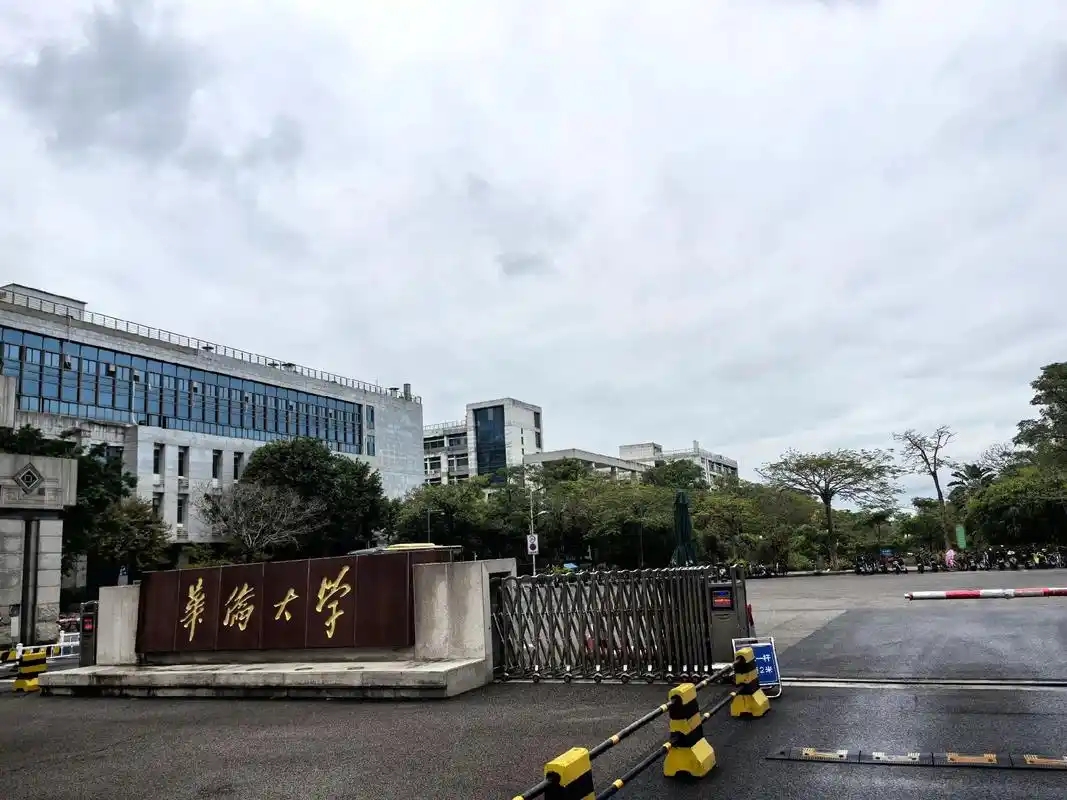 福建省本科大学涵盖公办、民办多种类型,其中不乏福州大学、华侨大学、集美大学、福建医科大学、福建师范大学等口碑出众的院校。2025年福建物理类公办本科院校中,闽南师范大学(中美合作)、闽南师范大学(中高计划2)、三明学院(国际课程教育项目)录取分数相对偏低,分别为455分、461分、468分,为低分考生提供了公办本科的报考机会。本文将整合福建省本科大学名单、2025年招生分数线及院校最新排名,为(图2) 福建省本科大学涵盖公办、民办多种类型,其中不乏福州大学、华侨大学、集美大学、福建医科大学、福建师范大学等口碑出众的院校。2025年福建物理类公办本科院校中,闽南师范大学(中美合作)、闽南师范大学(中高计划2)、三明学院(国际课程教育项目)录取分数相对偏低,分别为455分、461分、468分,为低分考生提供了公办本科的报考机会。本文将整合福建省本科大学名单、2025年招生分数线及院校最新排名,为(图2)