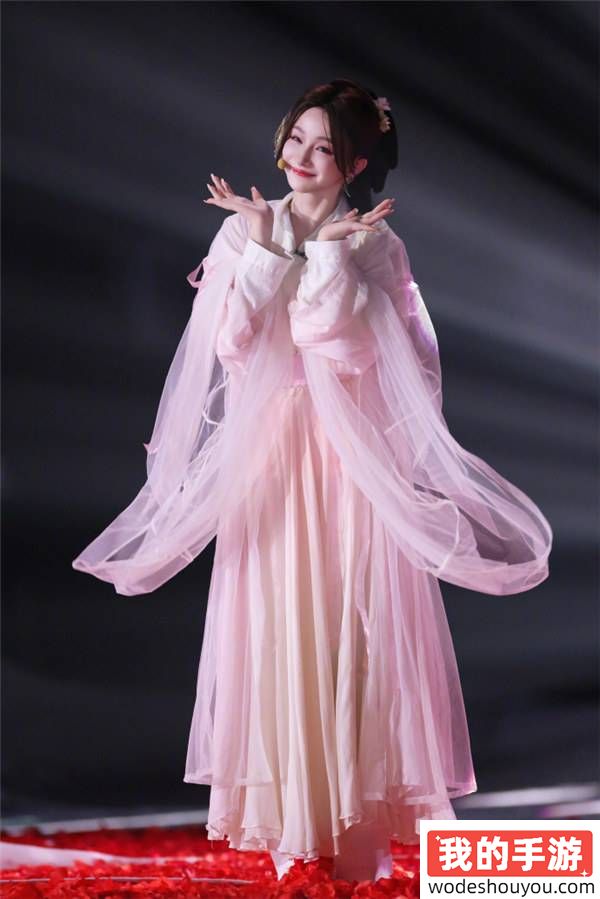 电竞女王Miss背刺郭碧婷?Miss本人公开道歉,向佐霸气发文:你们凭什么说她?(图7) 电竞女王Miss背刺郭碧婷?Miss本人公开道歉,向佐霸气发文:你们凭什么说她?