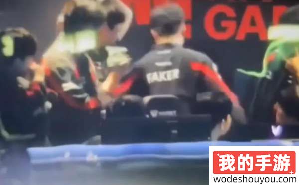 Faker心态崩溃！T1不敌GEN，赛后连续自残式撞墙自责